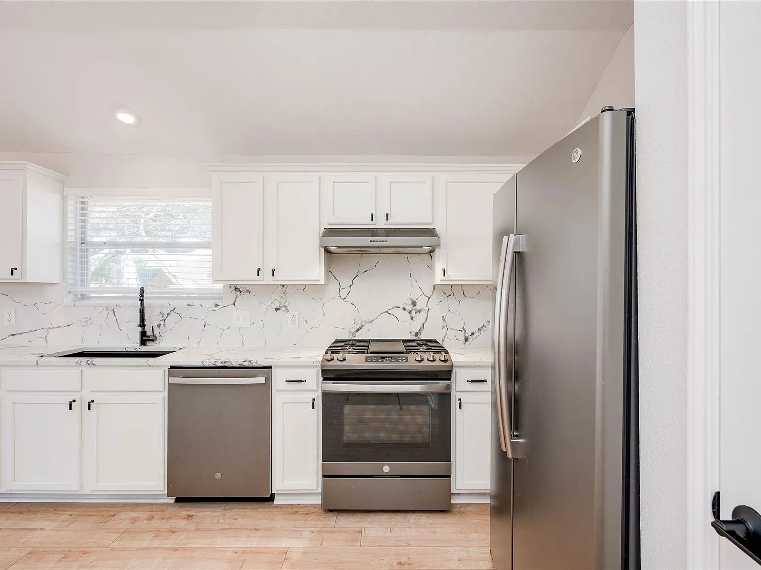 3 bed, 2.0 bath, 1528 sqft, $2,400 — Photo 4