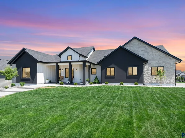 500 N Corsair Cir, Sioux Falls, SD 57110