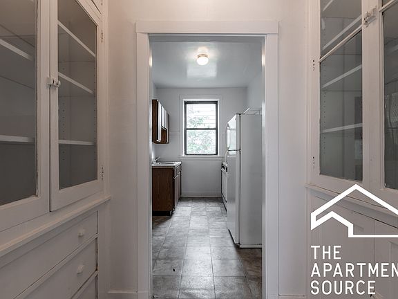 4th image of 2428 N Sawyer Ave APT 2W