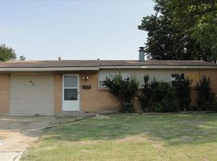 621 SW 14th St, Moore, OK 73160