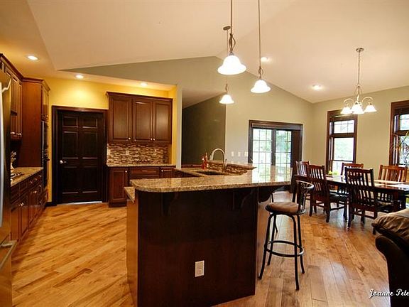 2nd image of 1001 Clover Ln
