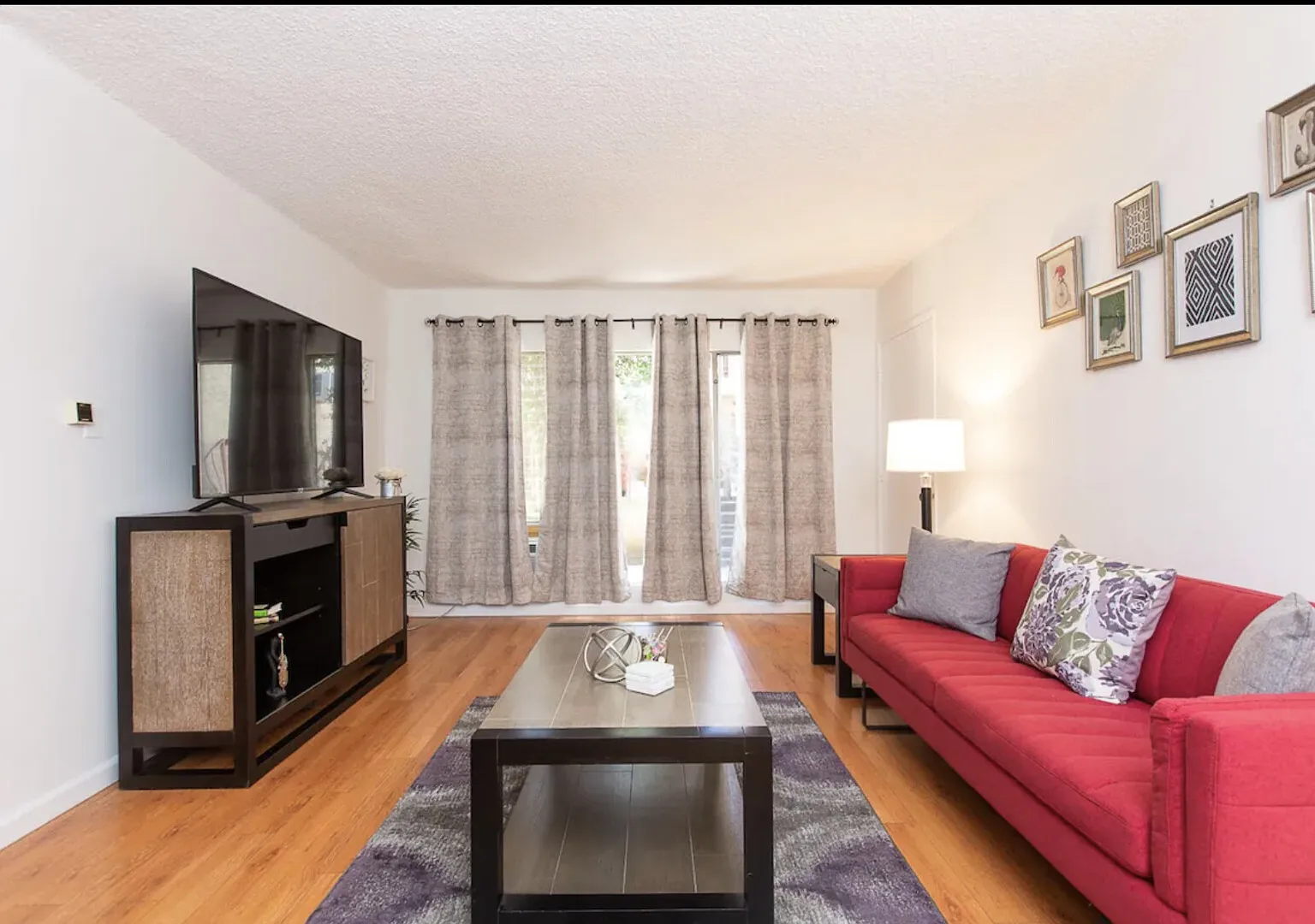 Trendy and Spacious 2 BD/2Bath Furnished Flat in WEHO — Photo 3
