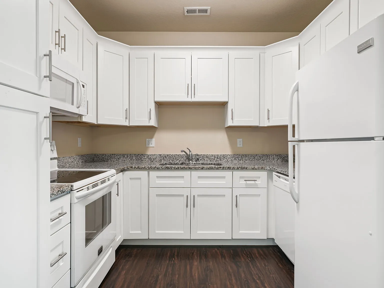 3 bed, 1158 sqft, $1,925 — Photo 2