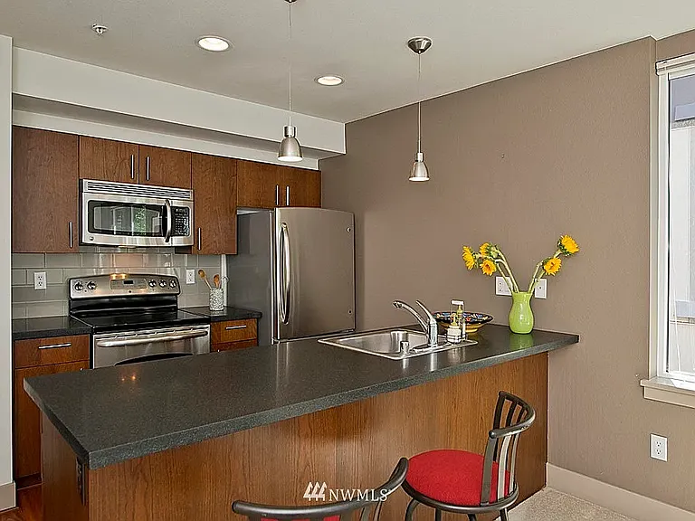 4547 8th Ave NE #405 — Photo 4