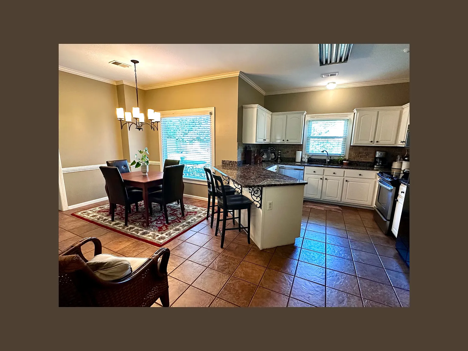 4 bed, 2.5 bath, 2800 sqft, $3,000 — Photo 4