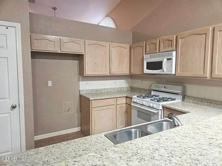 1329 Desierto Rosa Pl — Photo 7