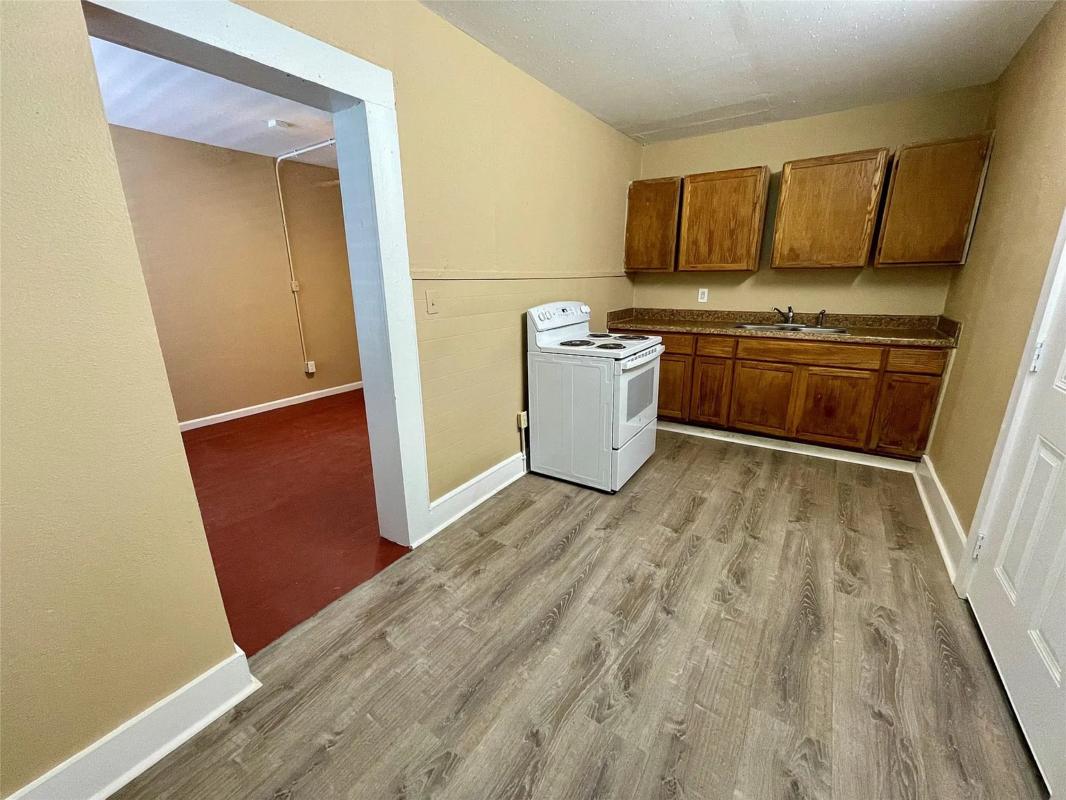 2 bed, 1.0 bath, 900 sqft, $1,200 — Photo 3