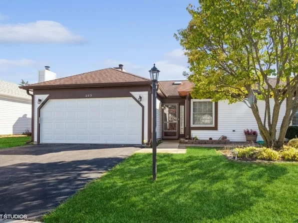 203 Whitewood Dr, Streamwood, IL 60107