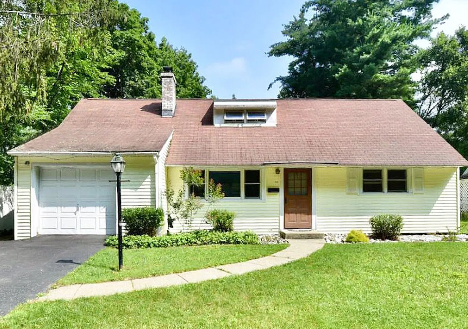 North Colonie School District 4 Bedrooms 1 Bath — Photo 1