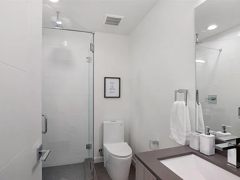 1006 E Mercer St — Photo 3