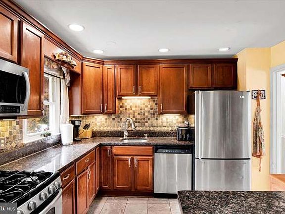 3rd image of 13907 Grove Ct #1