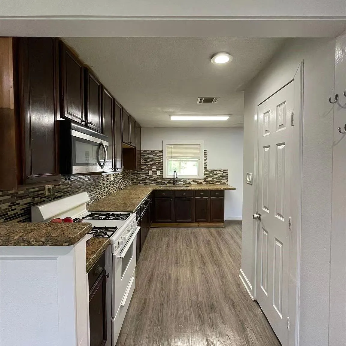 3 bed, 1.0 bath, 960 sqft, $1,090 — Photo 2