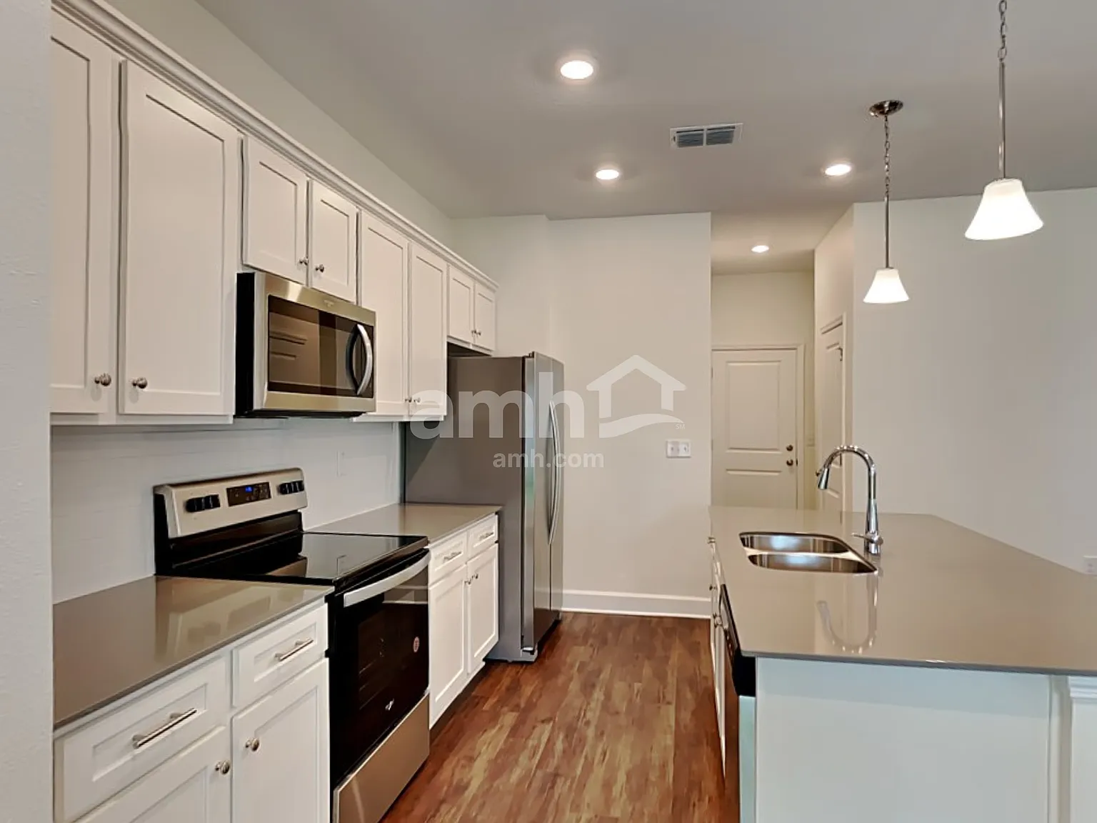 4 bed, 2.5 bath, 1977 sqft, $2,520 — Photo 3