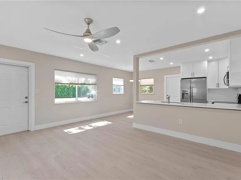 2685 Van Buren Ave — Photo 4