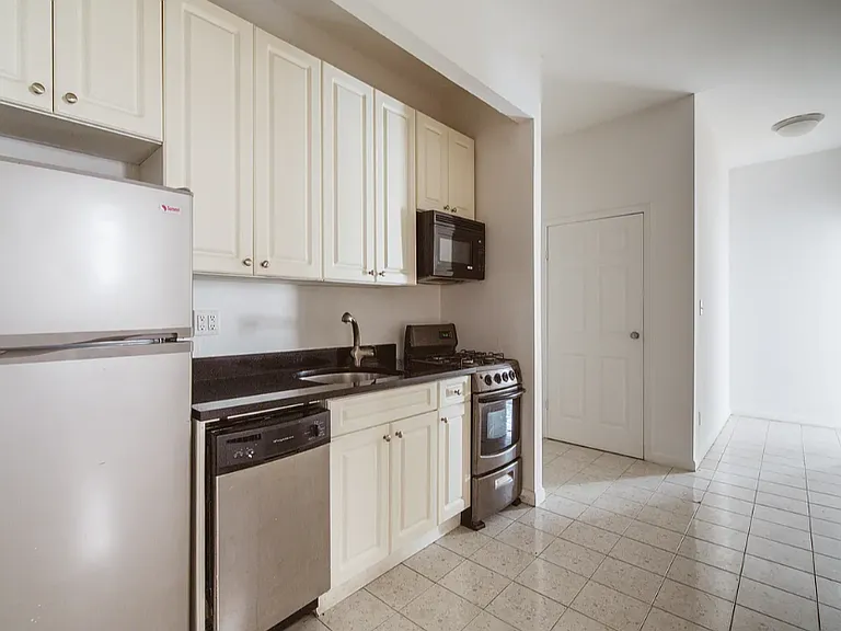 204 W 81st St #22 — Photo 3