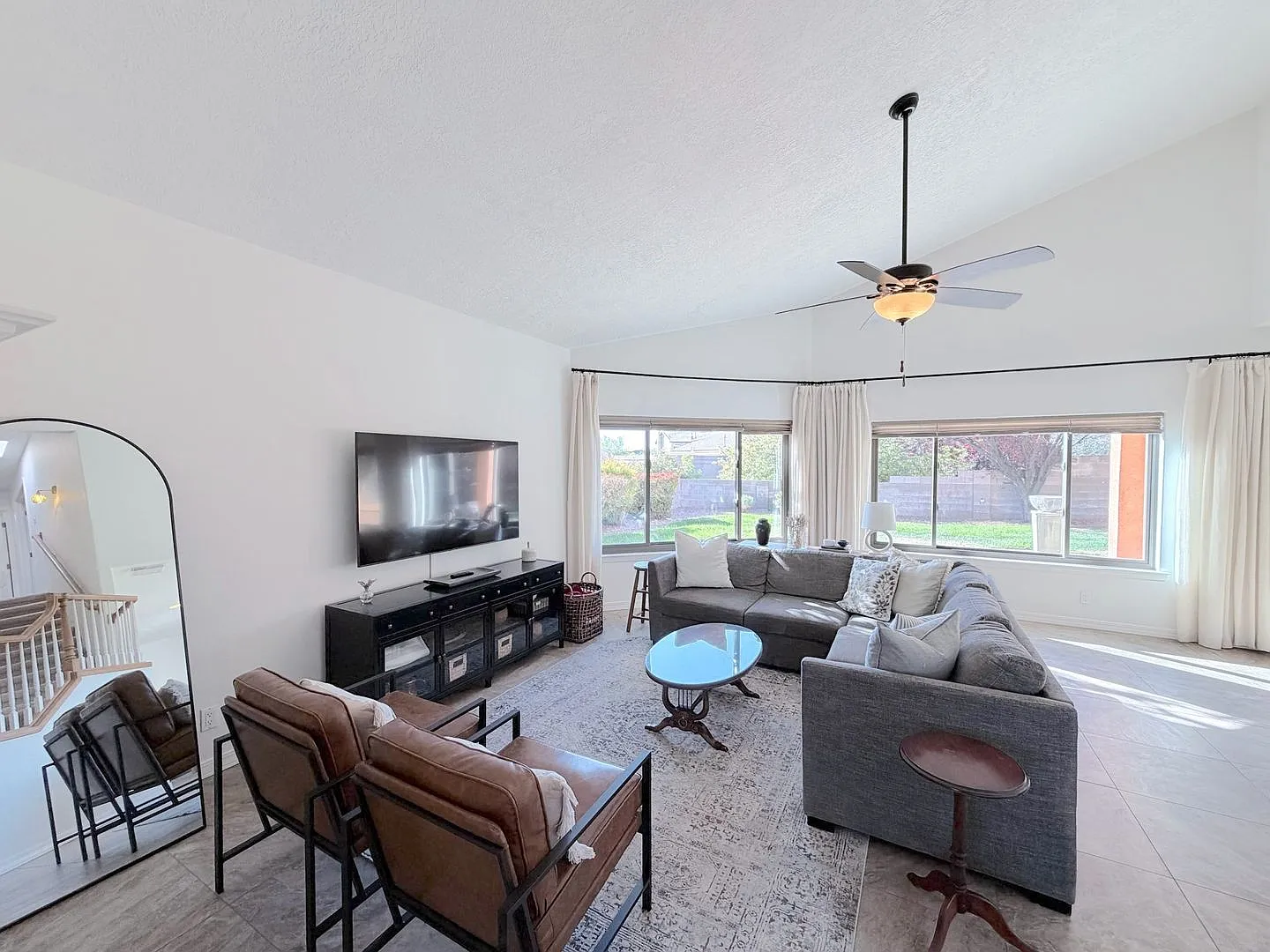 Stylish Fully Furnished 3BR/2.5BA Retreat in NW Albuquerque with Mountain Views — Photo 4