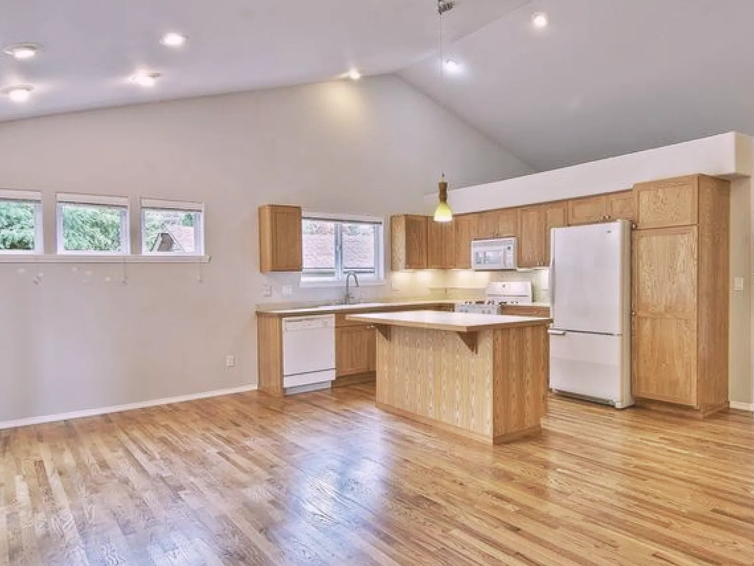 4 bed, 2080 sqft, $3,900 — Photo 3