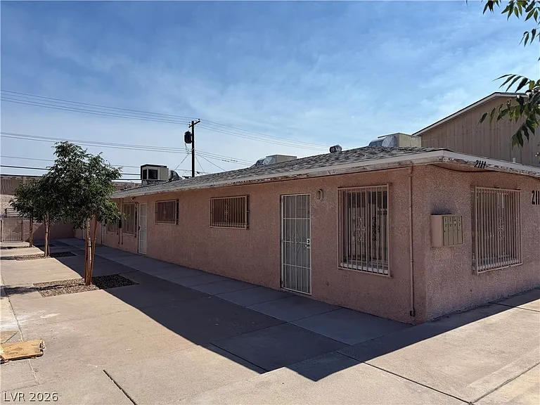2111 Stewart Ave #B — Photo 2