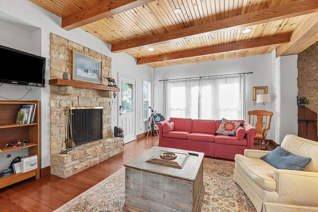3 bed, 2016 sqft, $3,200 — Photo 3
