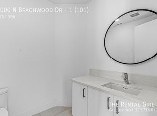 2000 N Beachwood Dr #1-101, Los Angeles, CA 90068