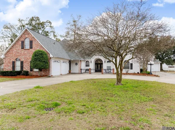 2145 Brittany Dr, Port Allen, LA 70767