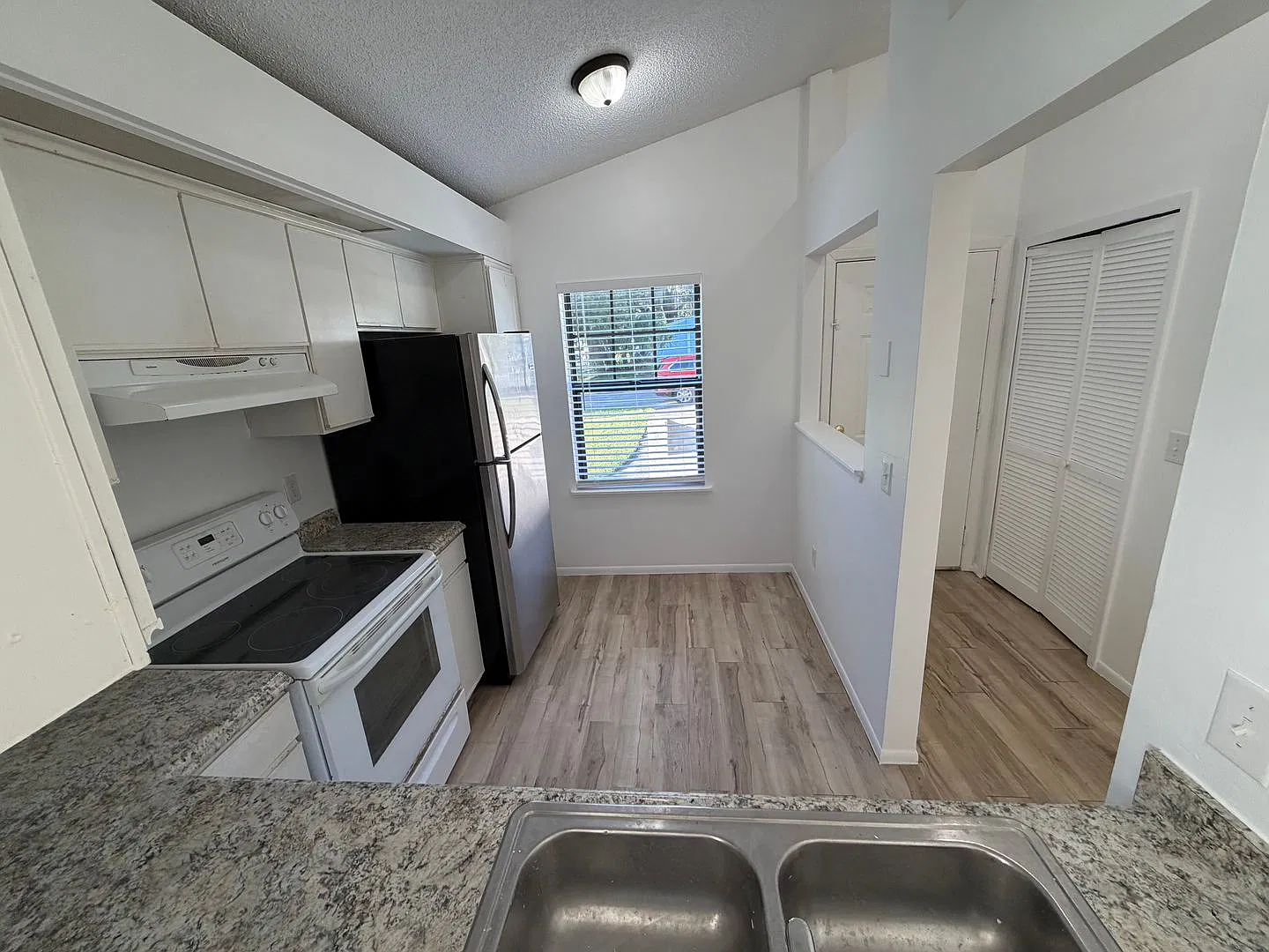 Charming 2 Bedroom Duplex Near UCF Available Now! — Photo 4