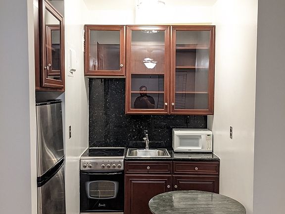 3rd image of 160 E 91st St #511