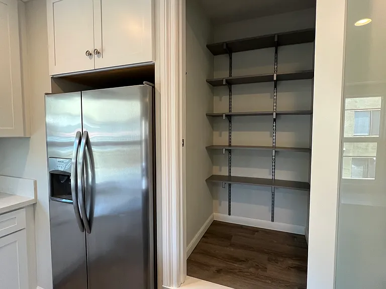 151 N Wilson Ave #6 — Photo 2