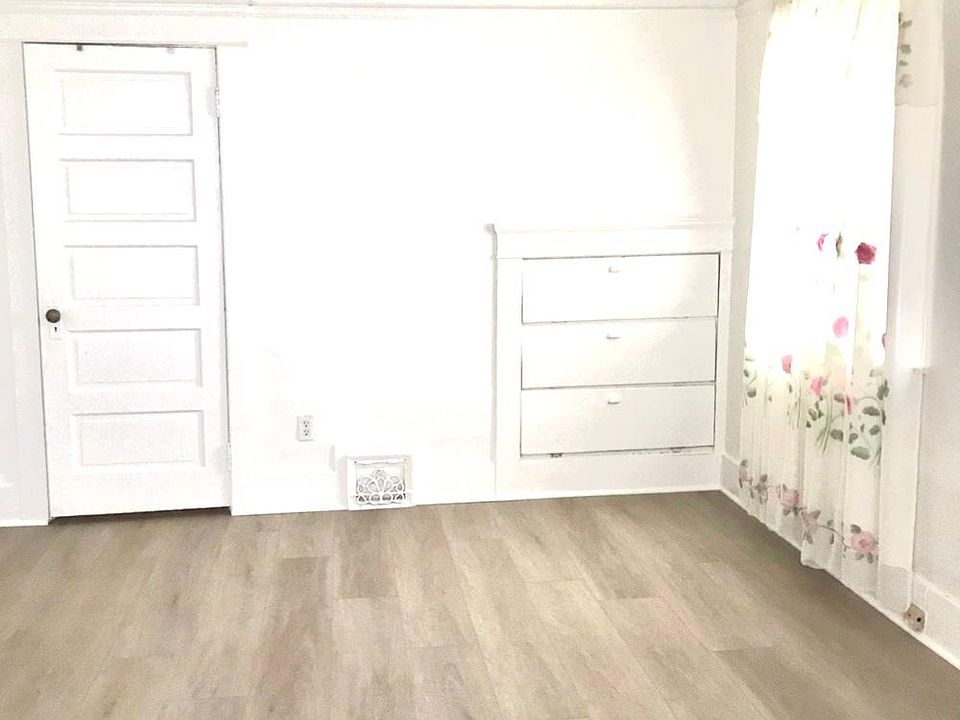 Master bedroom w/ walk-in closet