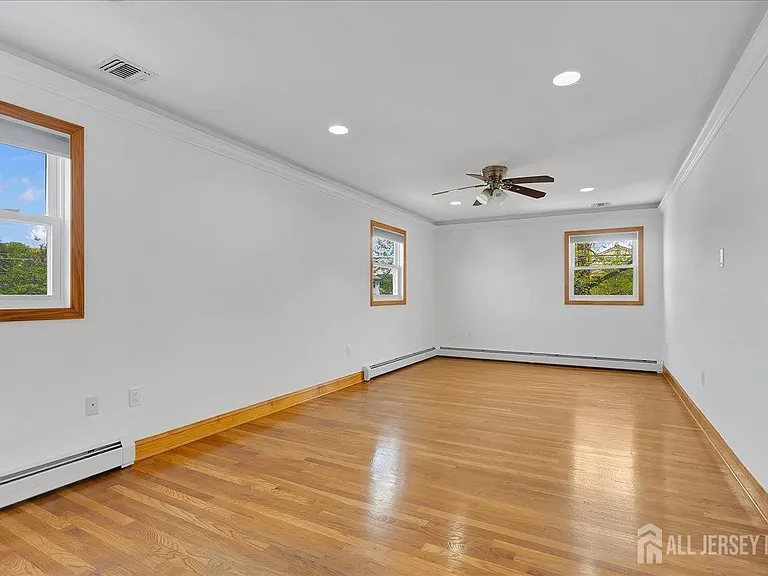 95 Calvert Ave E — Photo 28