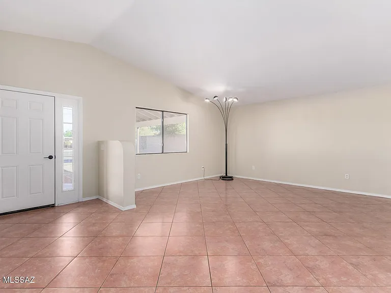 548 S Country Club Rd — Photo 3