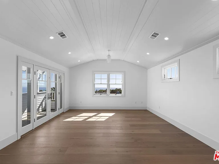 566 Ida St — Photo 36
