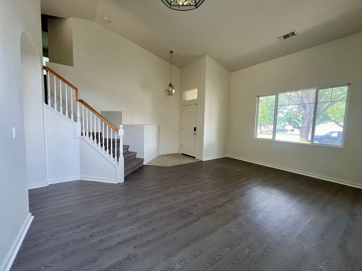 Beautiful 4bed/3 bath Home in Desirable Elk Grove — Photo 2