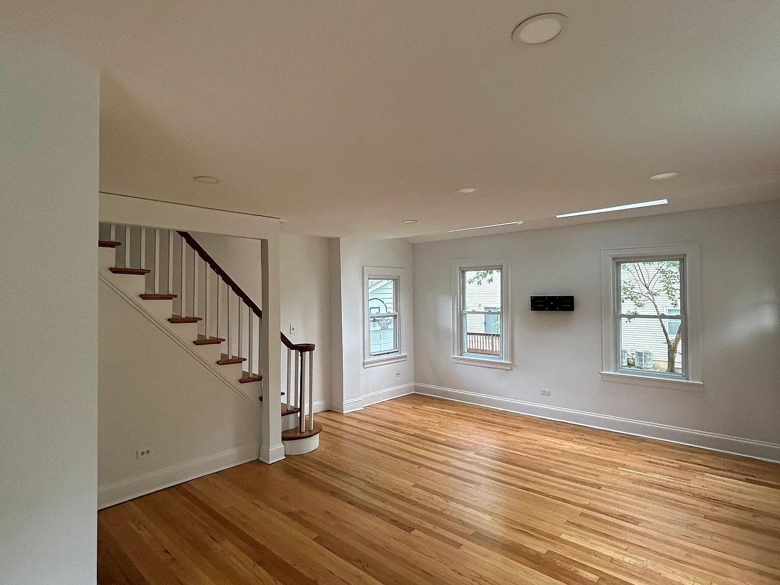 4 bed, 2405 sqft, $7,900 — Photo 4