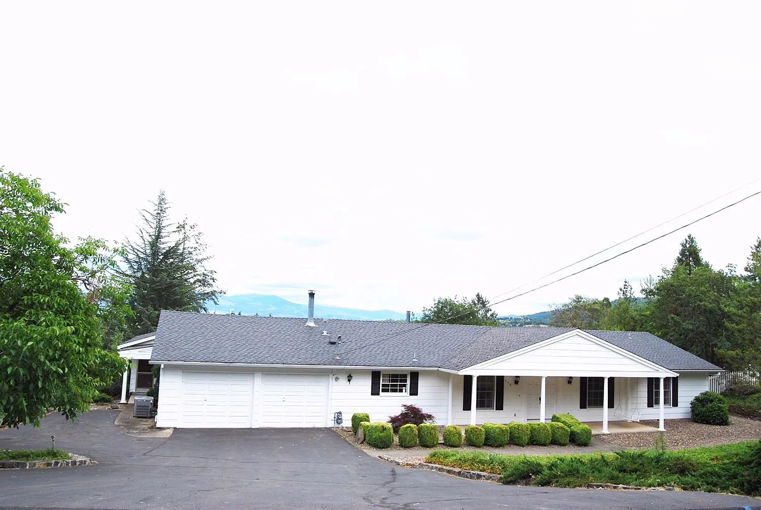 570 Grove St photo 1