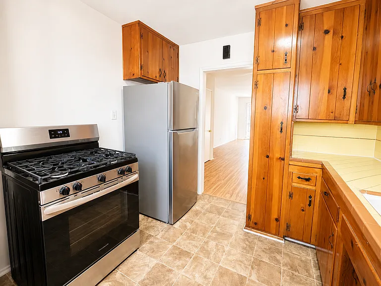 340 N Isabel St — Photo 5