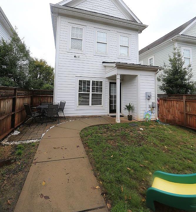 Fenced back yard, perfect for children and pets, nice place