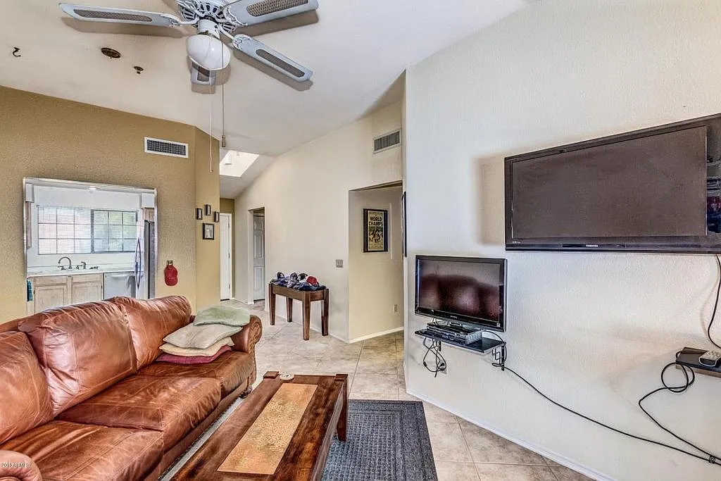 2 bed, 1078 sqft, $2,100 — Photo 4