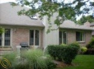 1722 Delta Dr, Troy, MI