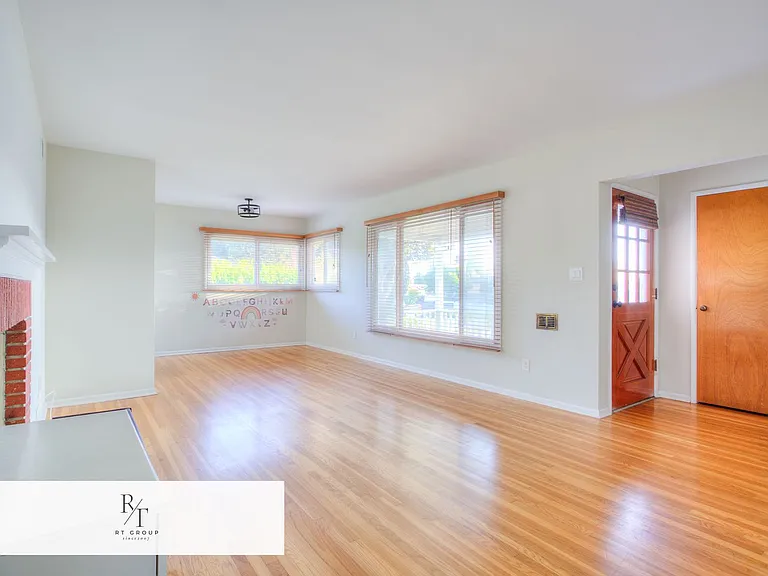 1112 Riedel Ave — Photo 5