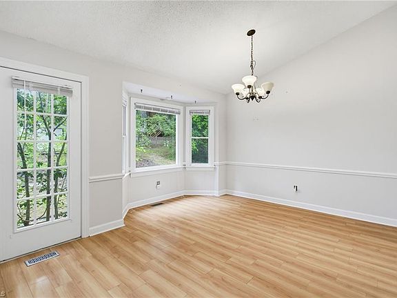4th image of 6 Castle Bridge Ct