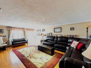 3980 Appletree Ln, Seaford, NY 11783