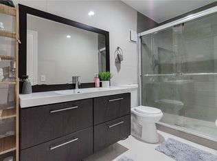 890 SE 1st St, Hialeah, FL 33010
