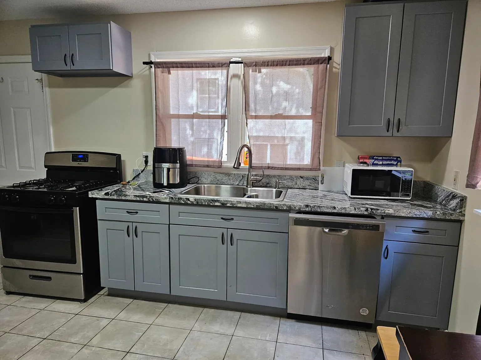 9 bed, 3.5 bath, 4000 sqft, $11,950 — Photo 2