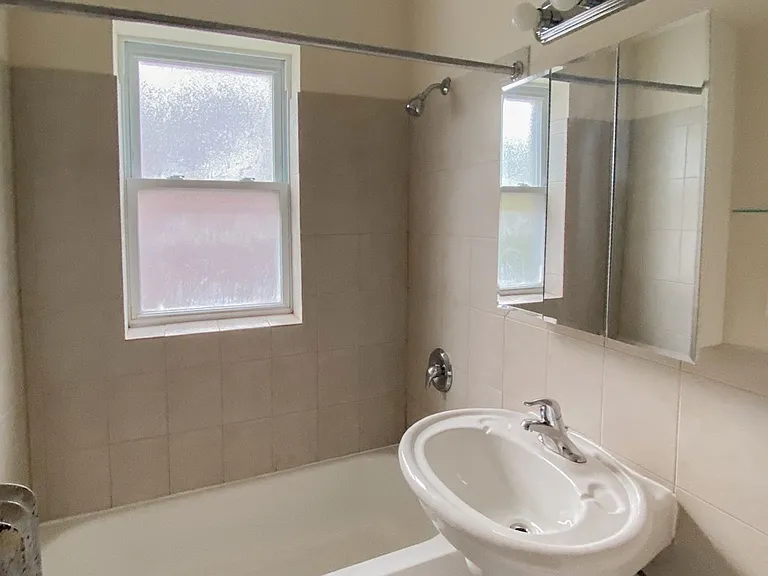 5208-14 N. Damen / 2000-10 W. Foster — Photo 26