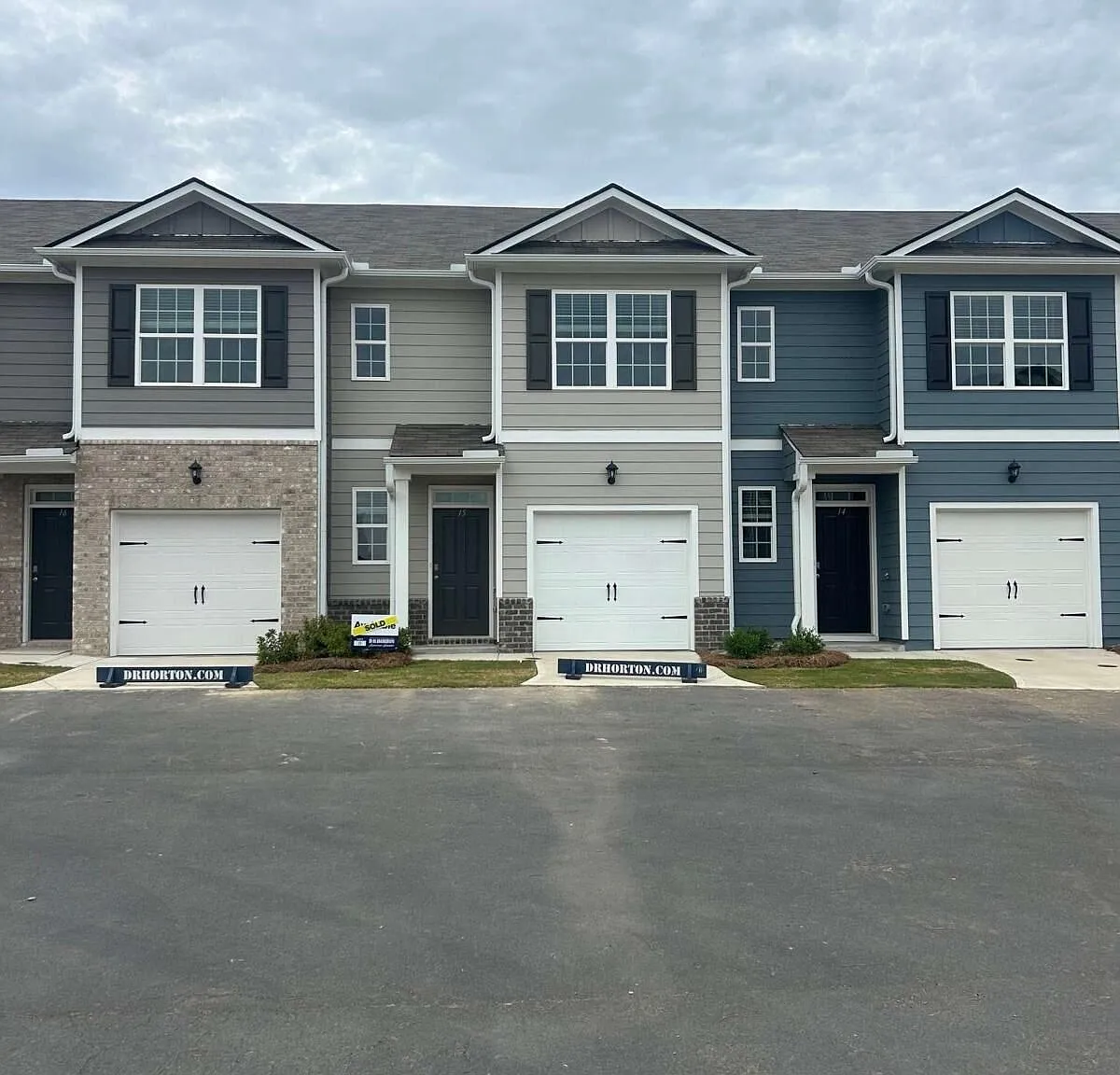 3 bed, 2.5 bath, 1418 sqft, $1,750 — Photo 1
