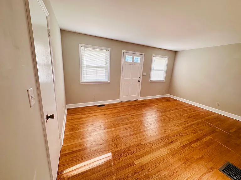 1101 Melrose St — Photo 2