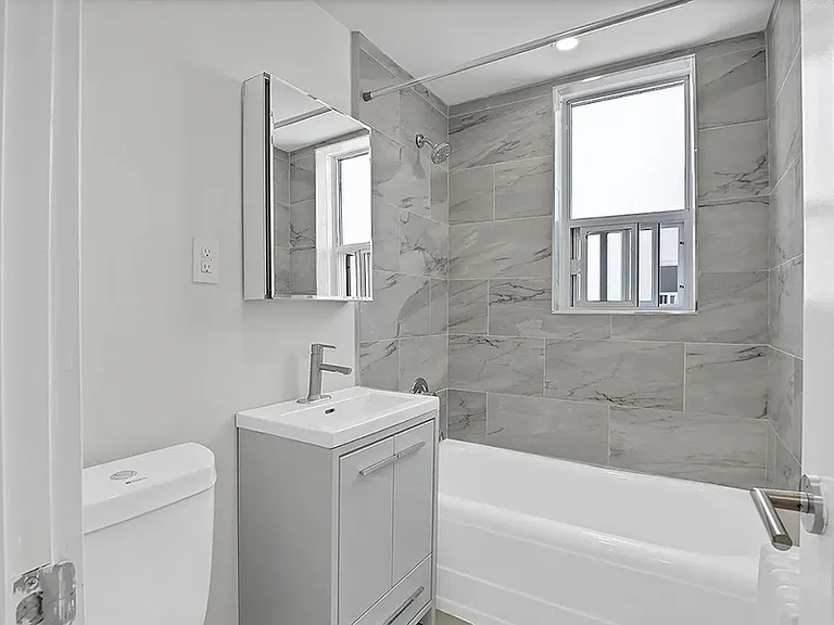 697 Eglinton Ave W — Photo 8