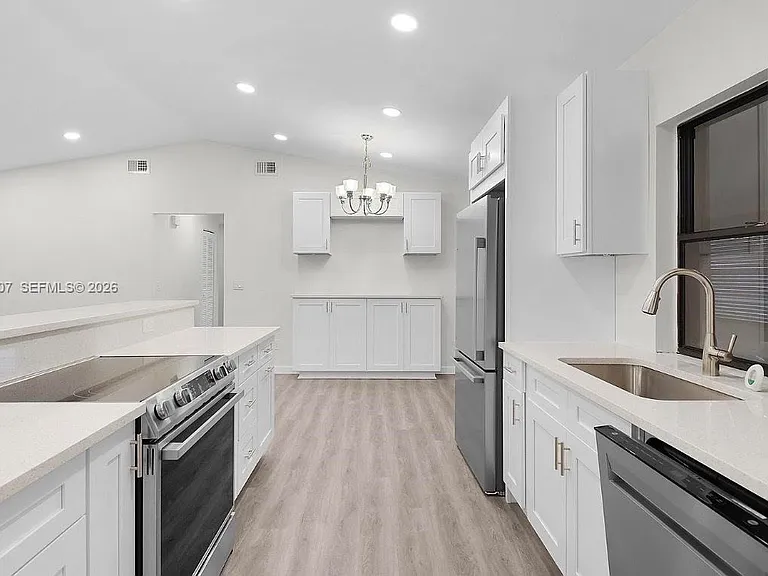 981 SW Bay State Rd — Photo 8