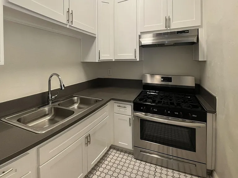 La Chandelle Apts...Charming building...Renovated Apartments Available...Hardwood Floors! — Photo 5